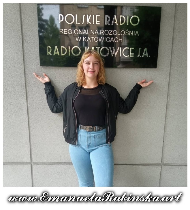 Wokalistka Emanuela Rabinska przed nagraniem utworu muzycznego Called Angel w studio Radio Katowice